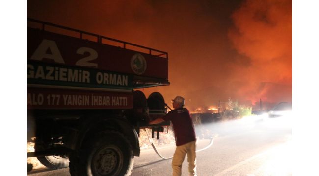 İzmir'de makilik alanda yangın (3 site boşaltıldı)