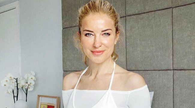 Burcu Esmersoy'un akşam yemeği şıklığı