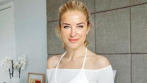 Burcu Esmersoy'un akşam yemeği şıklığı