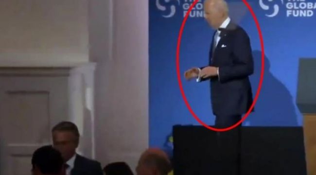 Basın toplantısında inanılmaz anlar: Biden'ın sözlerini yarıda kestiler, mikrofonu bırakıp sahneden inmek zorunda kaldı