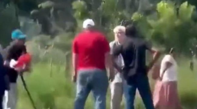 Silahını çıkarıp, yolu kapatan çevreci iklim aktivistlerini vurdu! Panama'daki cinayet anı kamerada