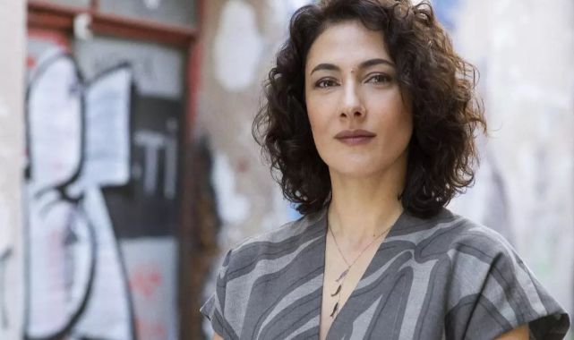 Fenerbahçe lansmanında giydiği kırmızı kıyafet Meltem Cumbul'u hedef haline getirdi